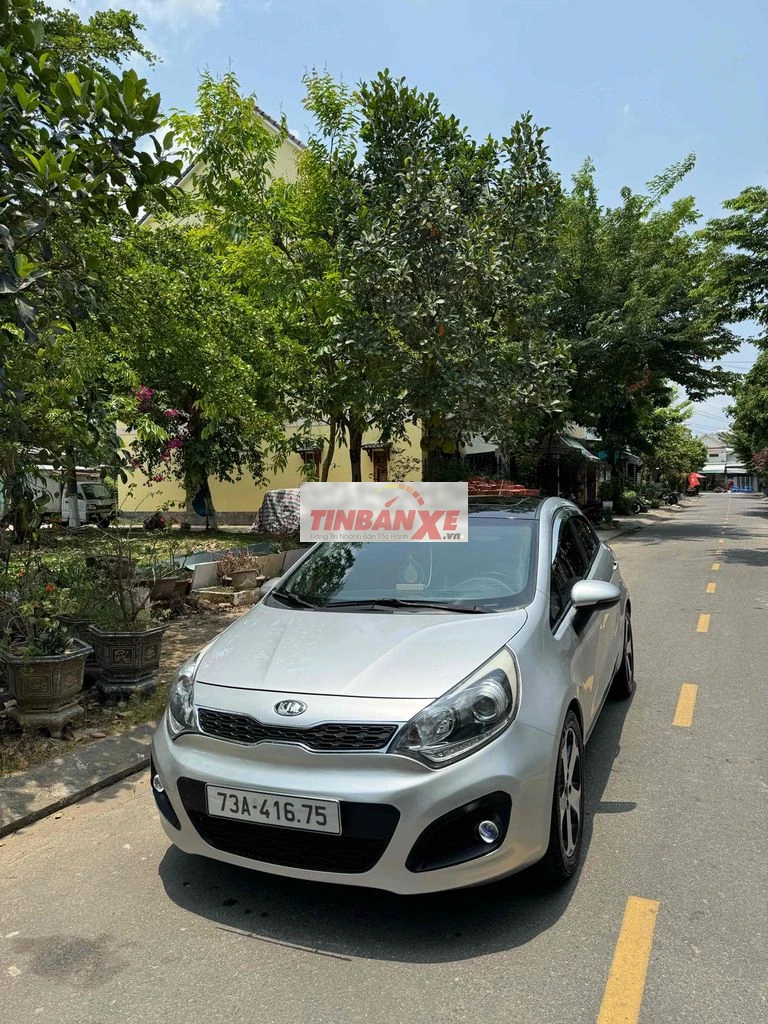 Kia Rio hatchback 2013 bạc