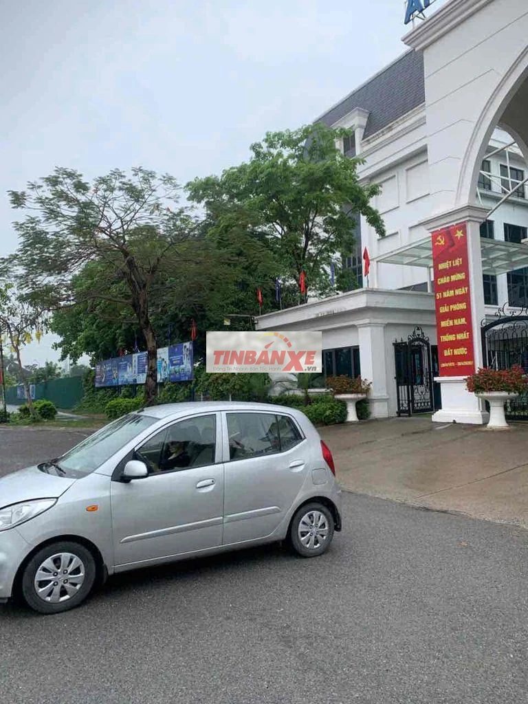 Hyundai i10 màu Bạc