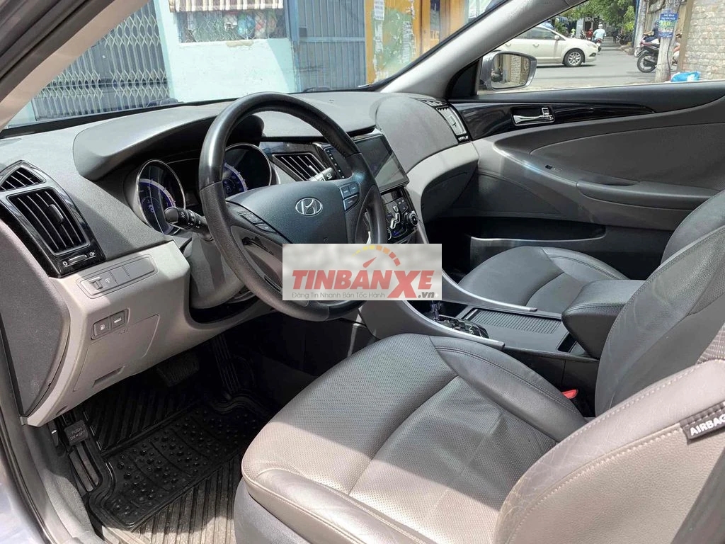 Hyundai Sonata đời 2011 màu xám, xe gia đình chính