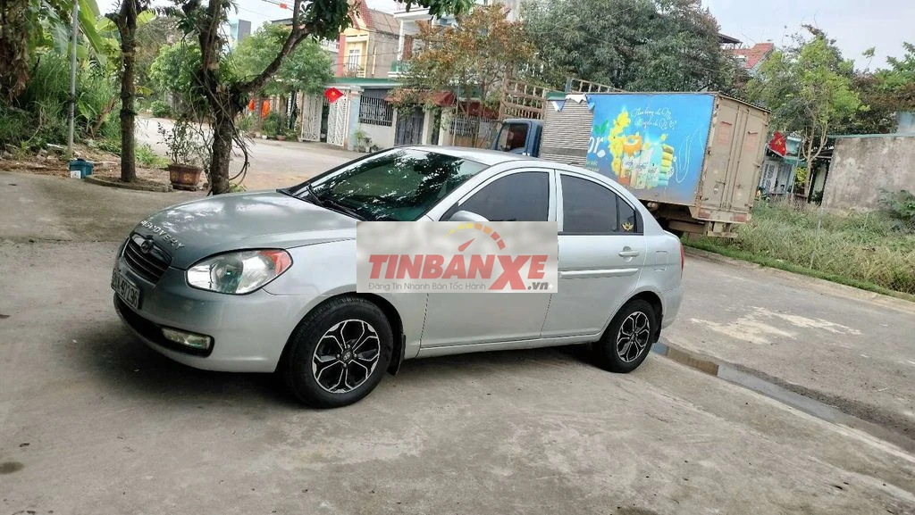 Hyundai Verna màu Bạc
