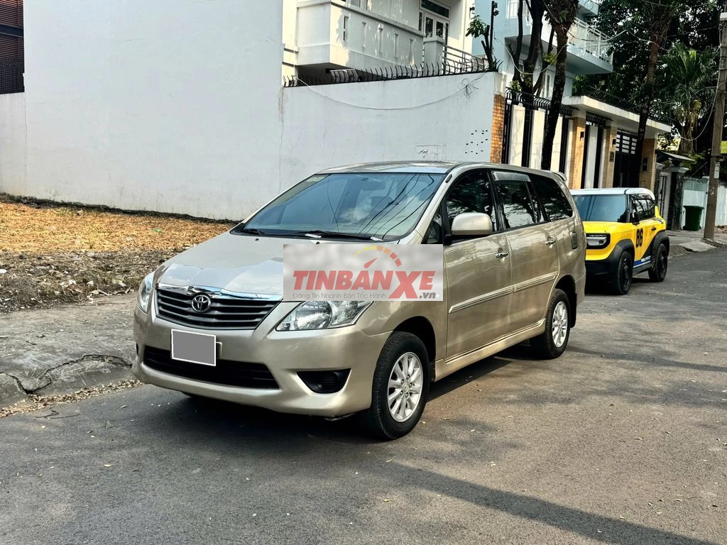 Toyota Innova 2.0E 2014 số sàn màu ghi