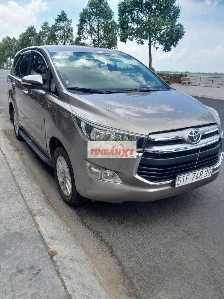 Toyota Innova 2016 8 chỗ màu Đồng