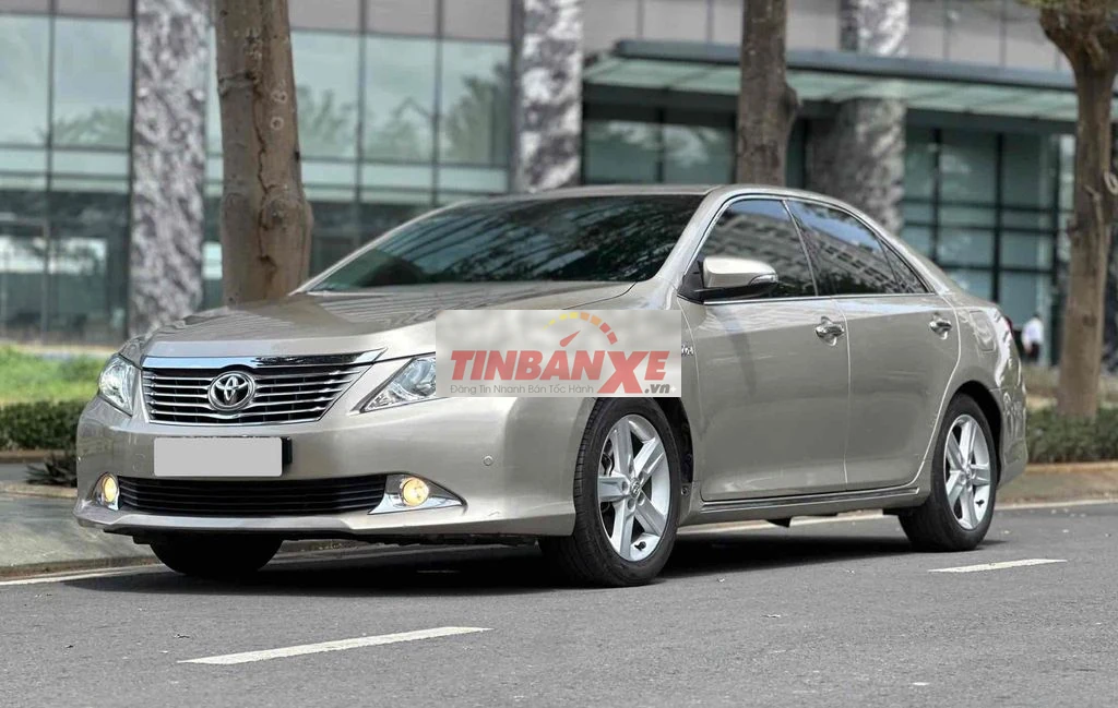 Toyota Camry 2.5Q 2014 màu vàng cát