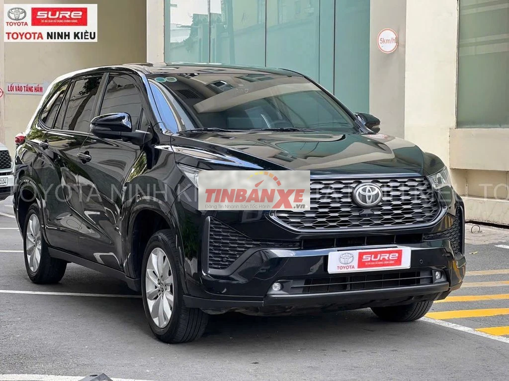Innova Cross Bản V 2024 35.000 km Tiết kiệm 100tr