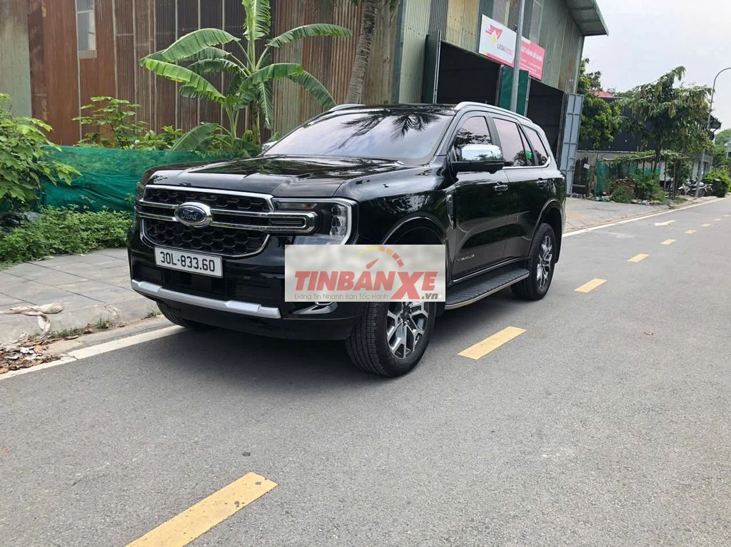 Ford Everest Titanium 4x2 2024 đen chính chủ