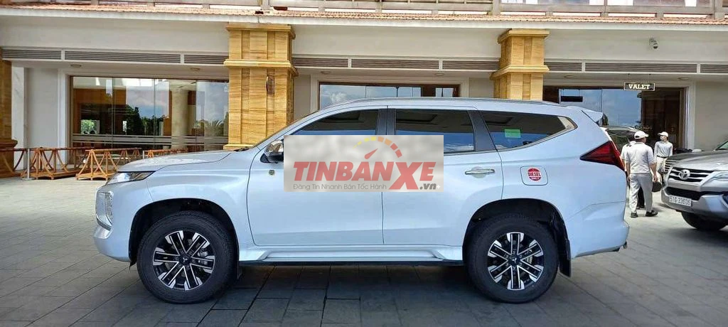 Mitsubishi Pajero Sport Trắng