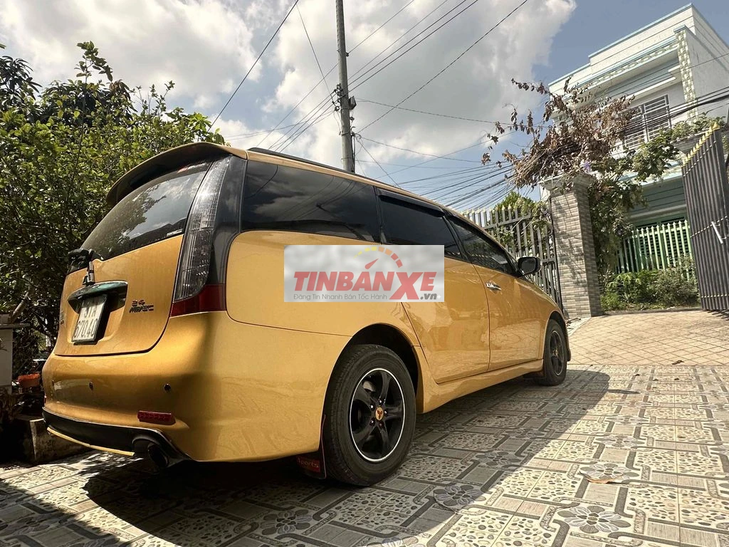 Mitsubishi Grandis Vàng