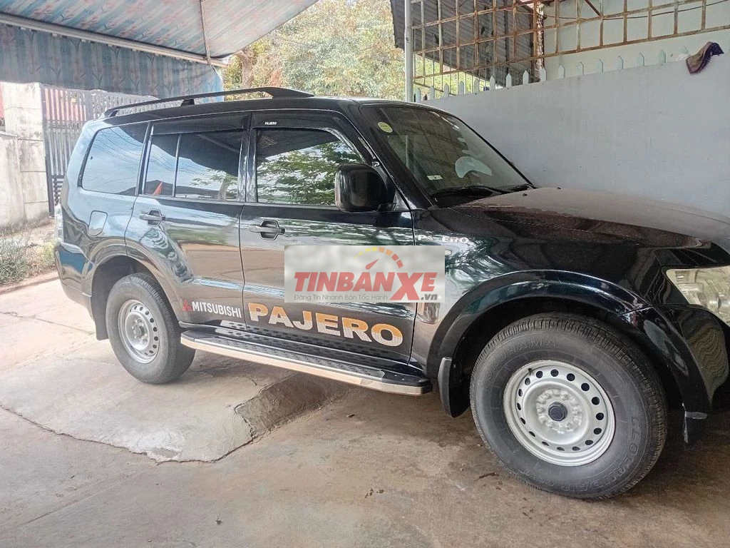 Mitsubishi Pajero V93 màu Đen