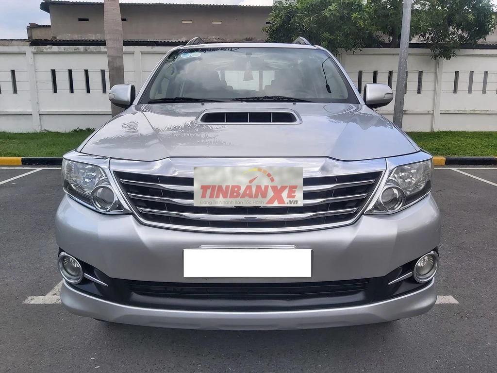 Toyota Fortuner số sàn 2016 màu bạc