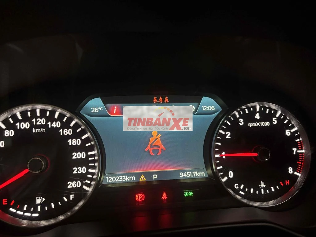 Vinfast Lux SA 2.0 Trắng 7 chỗ