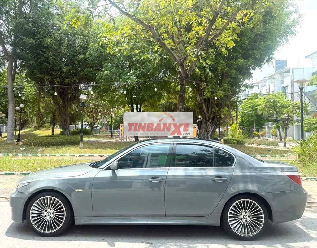 BMW 530i xám