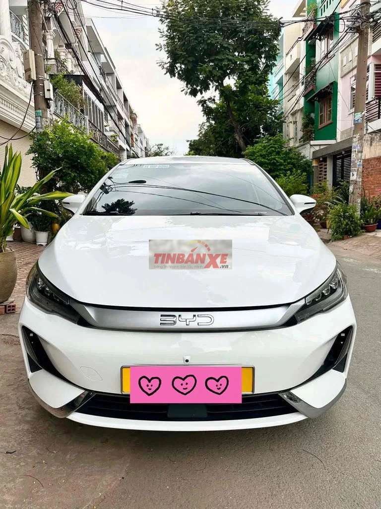 Xe điện BYD M6 màu Trắng