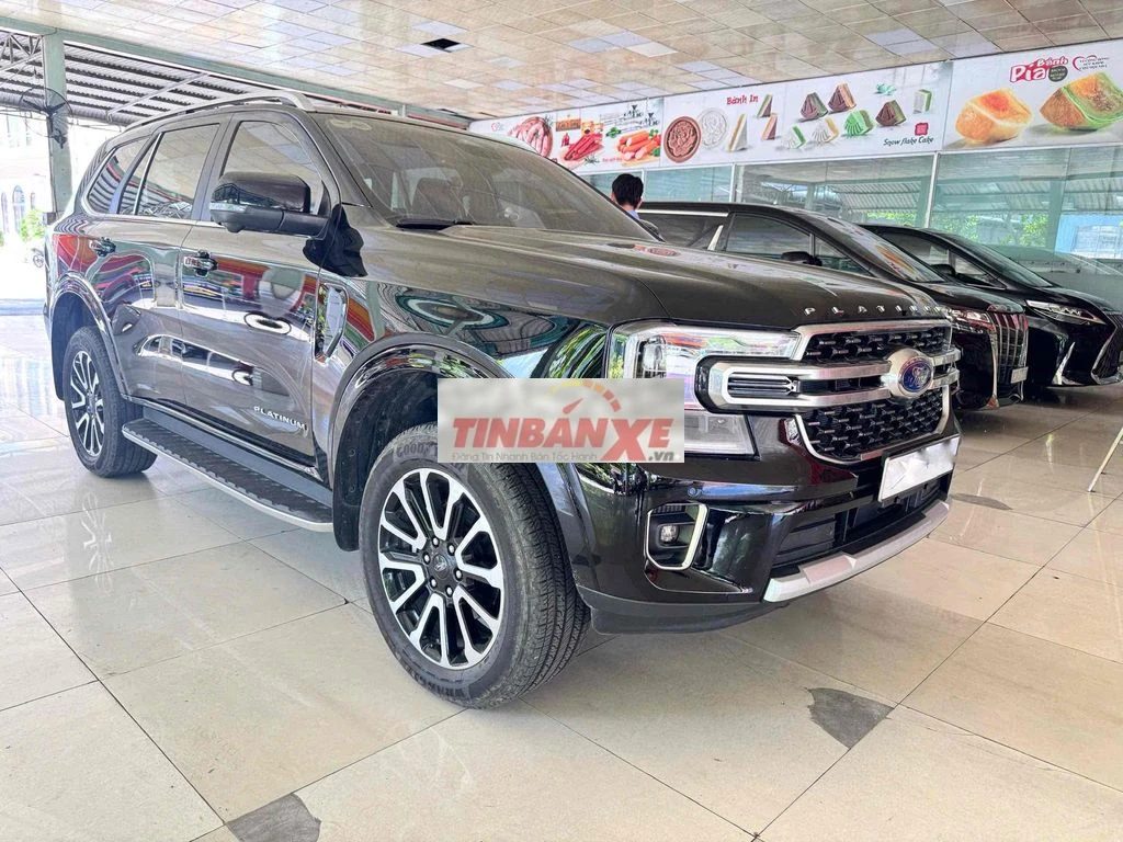 Ford Everest Platinum 2025 2 cầu Đen siêu lướt