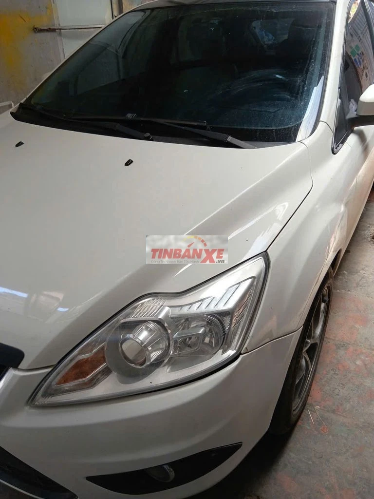 Ford Focus Trắng số tự động