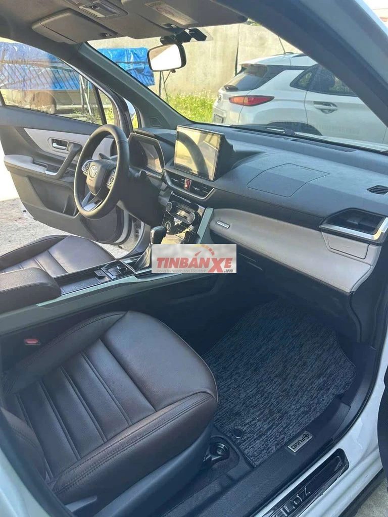 Toyota 7 chỗ Trắng Tự động