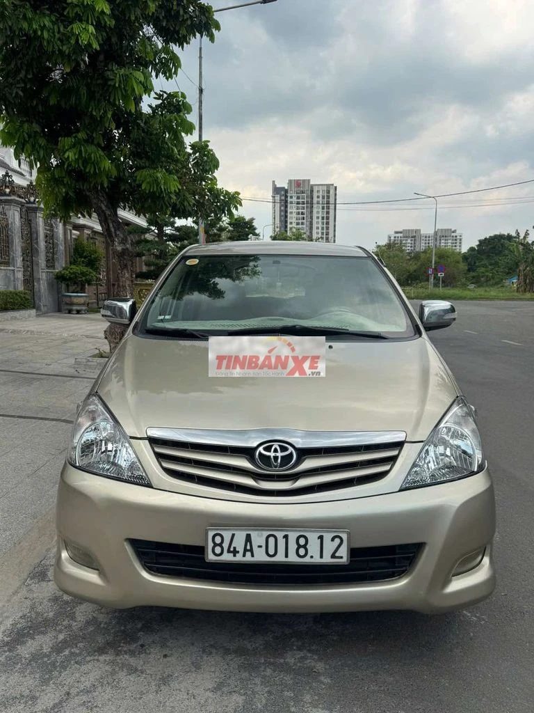Toyota Innova Vàng cát Số sàn