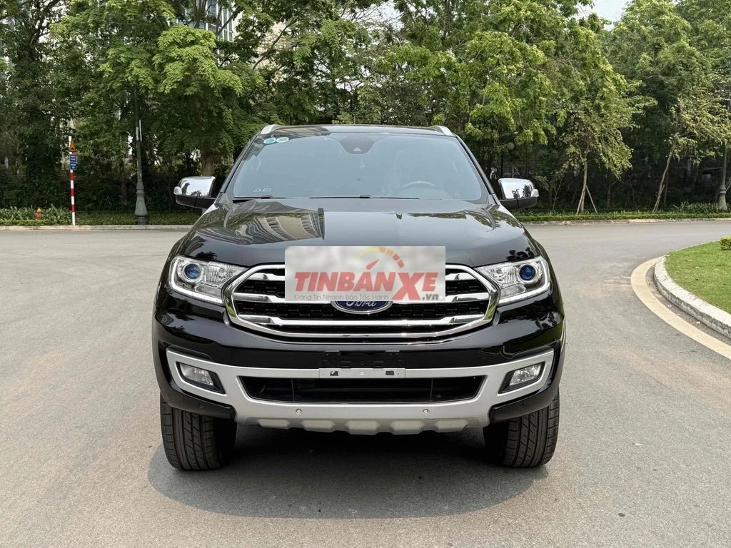 Cần bán Ford Everest 4x4 titanmium rất mới