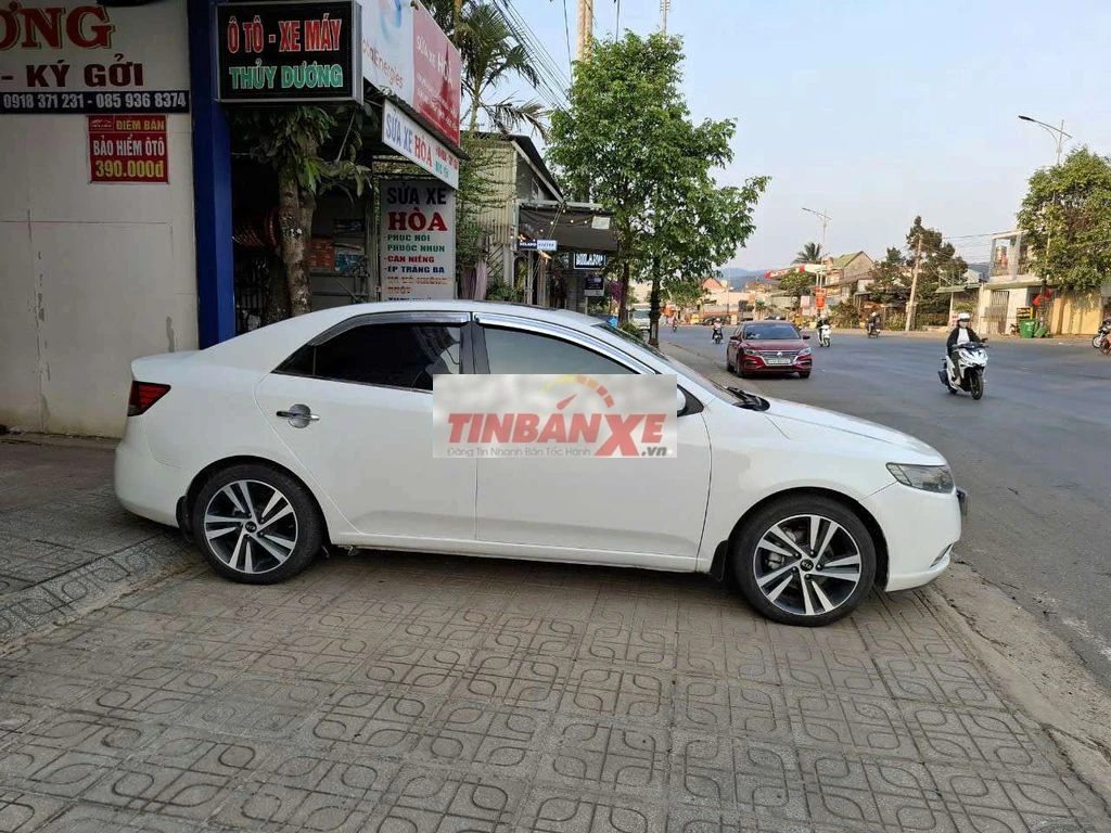 KIA Forte 2010 số sàn màu trắng