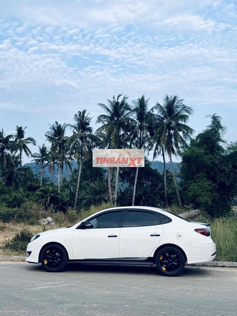Hyundai Avante Trắng 5 chỗ
