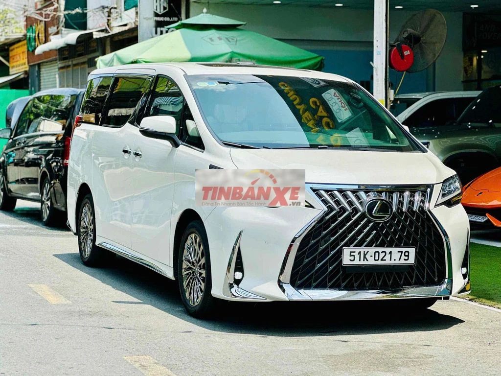 Lexus LM350 7 chỗ Đen Model 2022