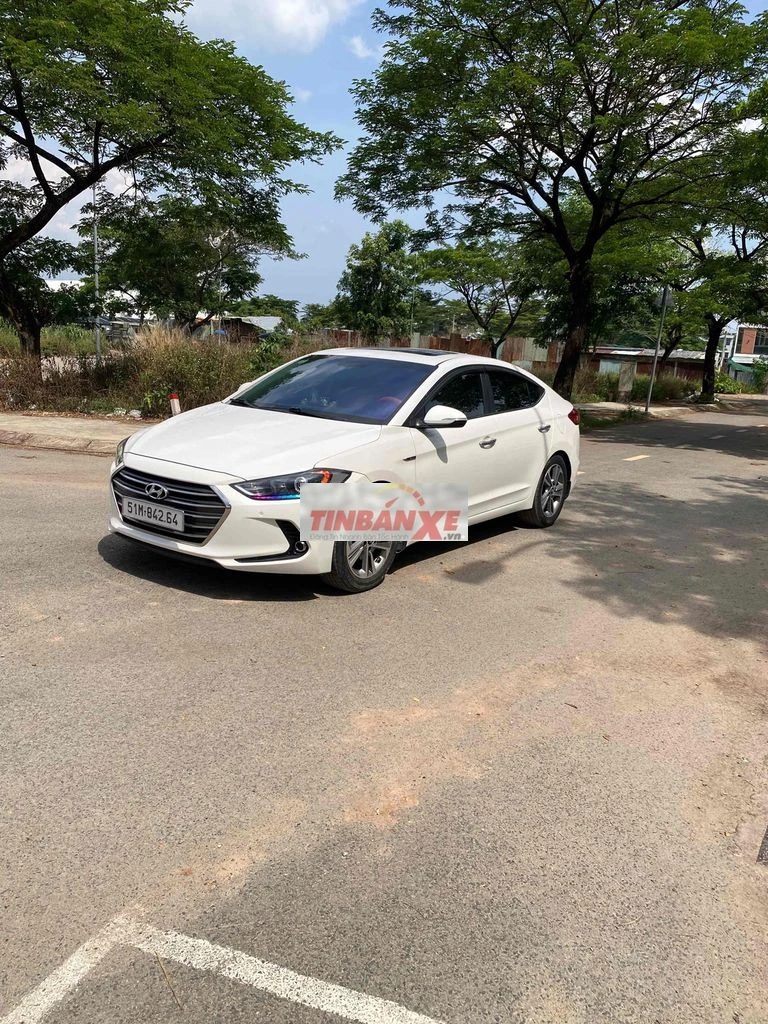 Hyundai Elantra Trắng Số tự động