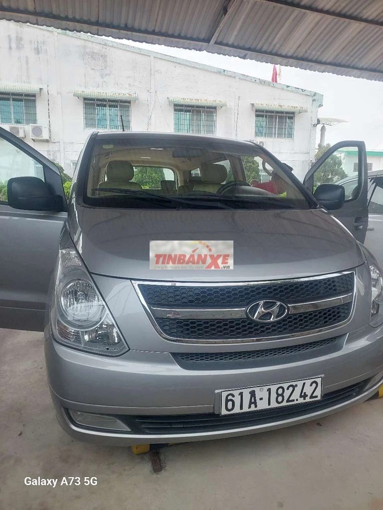 Hyundai Starex 2014 9 chỗ Bạc