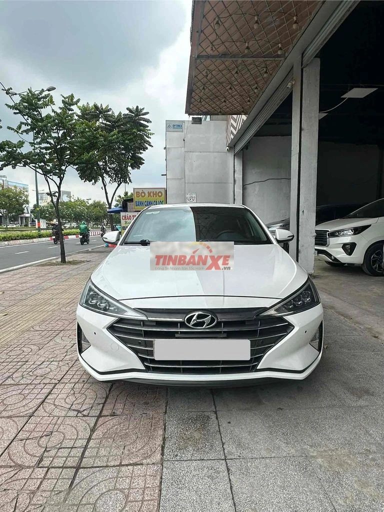 Hyundai Elantra 2.0AT Trắng