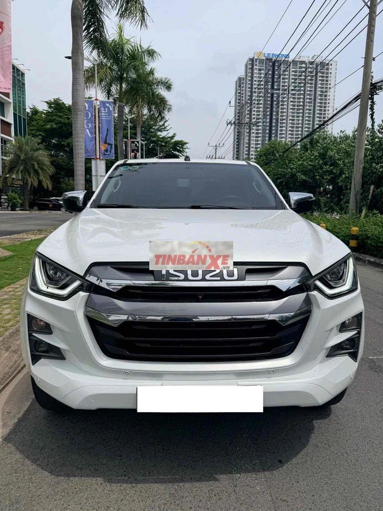 Isuzu dmax ls 1.9L AT hilander 17.000km zin 100%
