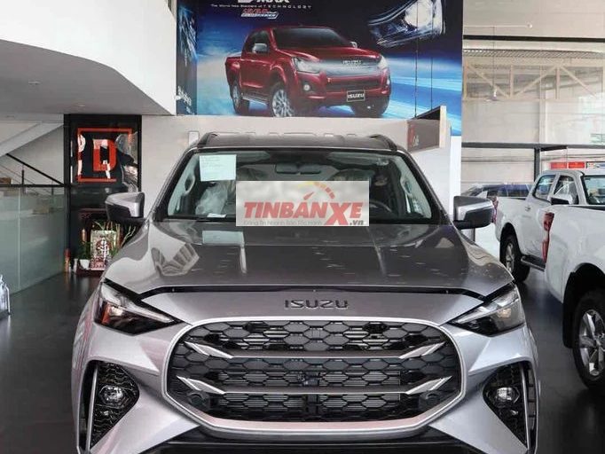 Isuzu MU-X 7 chỗ màu Bạc
