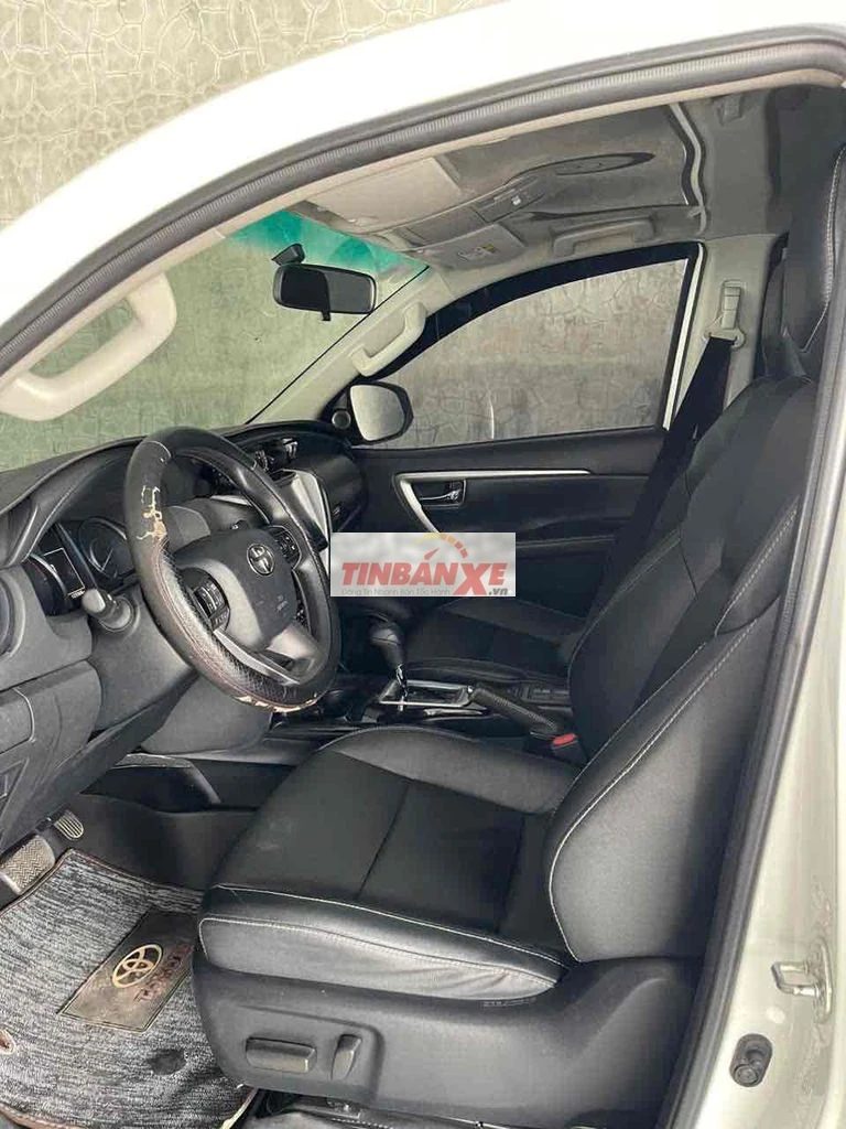 Toyota Fortuner Trắng 7 chỗ