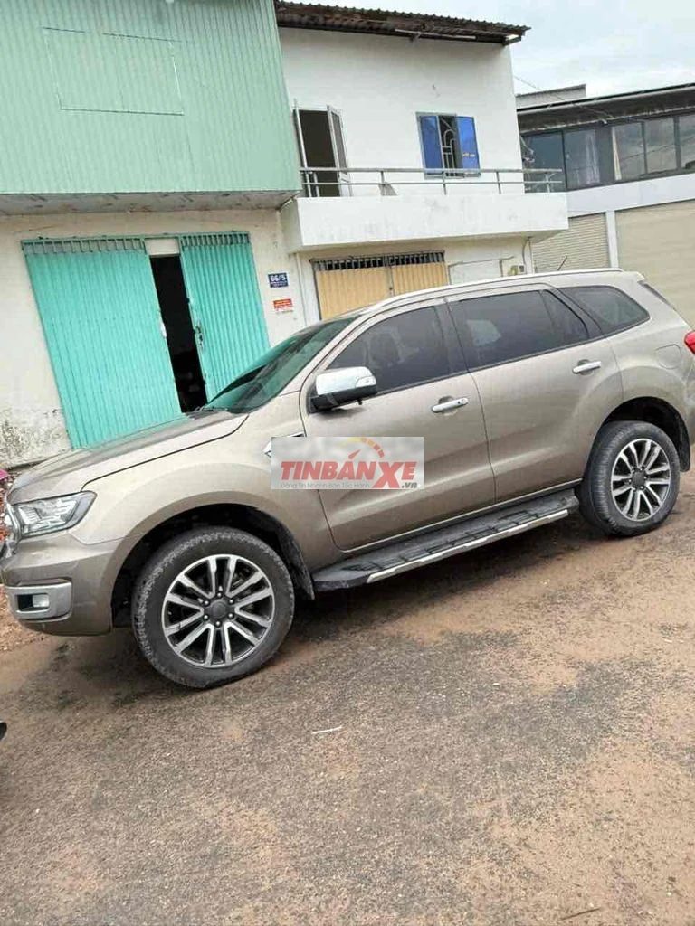 Ford Everest Titanium Vàng cát