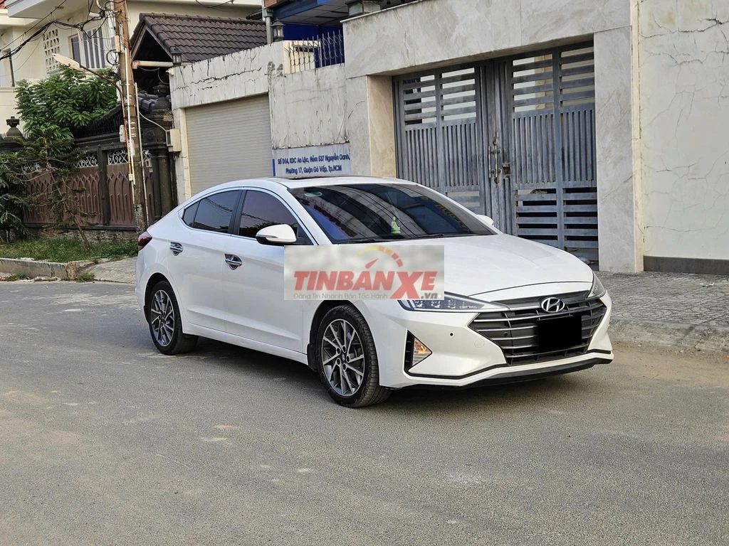 bán Hyundai Elantra 2.0 AT model 2021 màu trắng