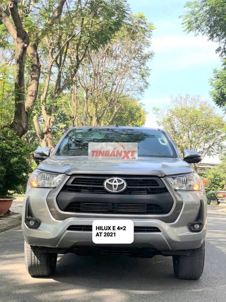 Toyota Hilux 4x2 AT sản xuất 2021 nhập khẩu