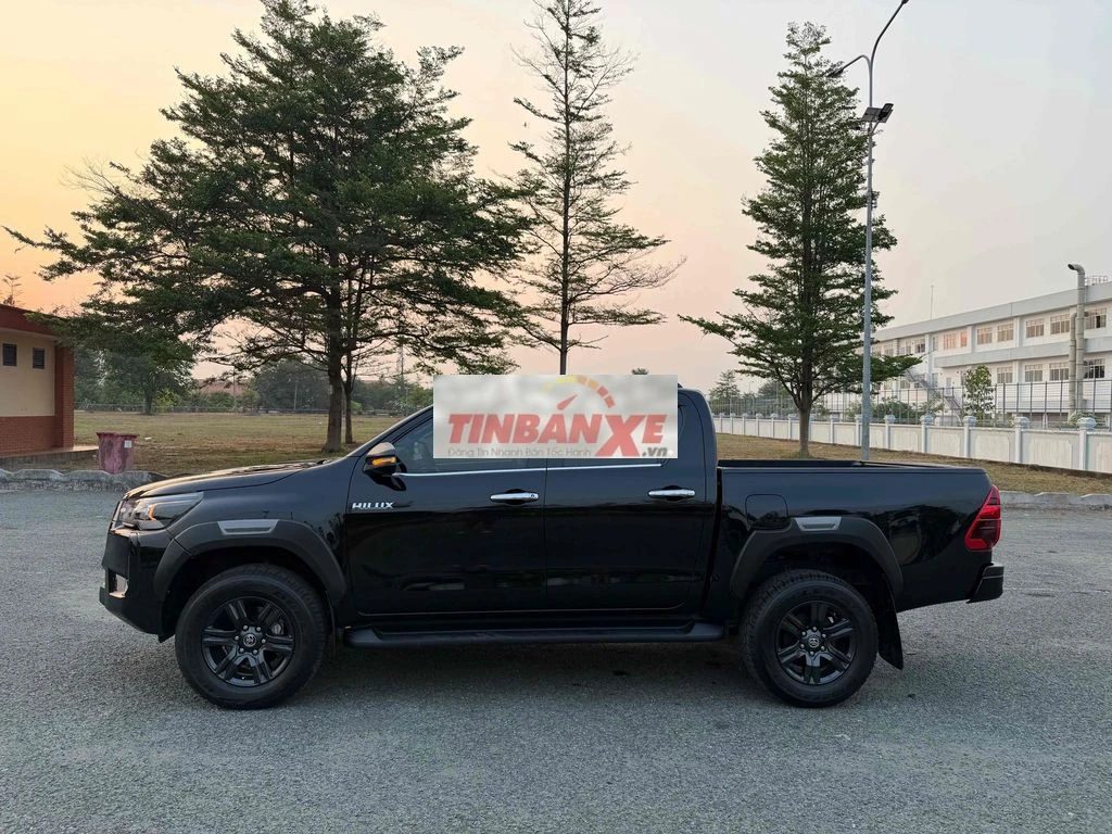 Toyota Hilux 2024 Đen