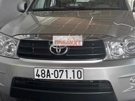 Toyota Fortuner Bạc