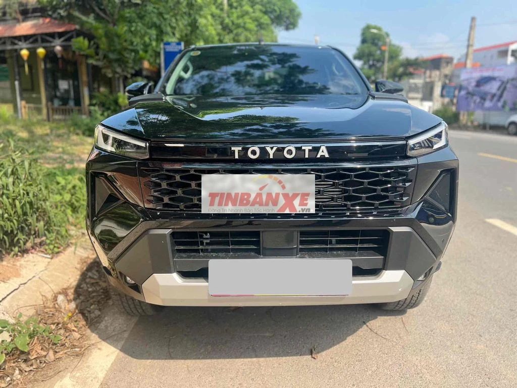 Toyota Hilux Bán tải Đen 5 chỗ