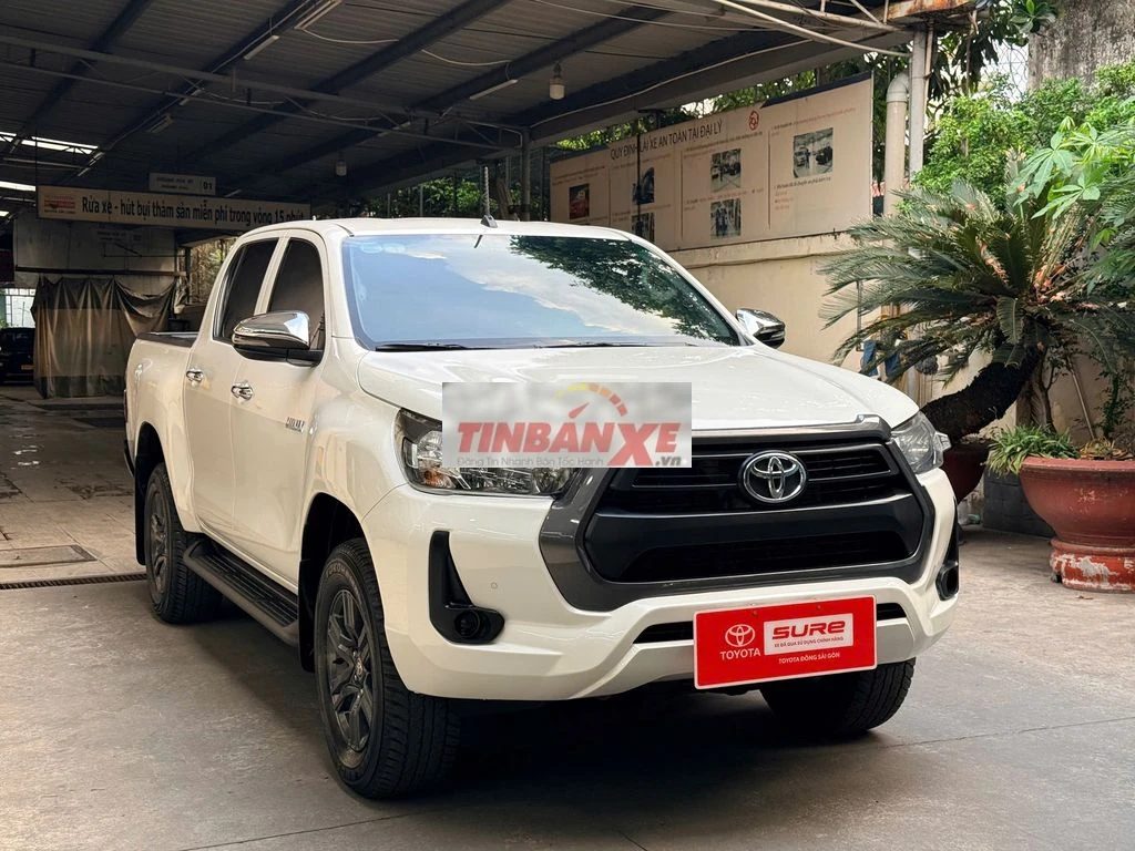 Toyota Hilux 2021 2.4g AT - giá còn giảm