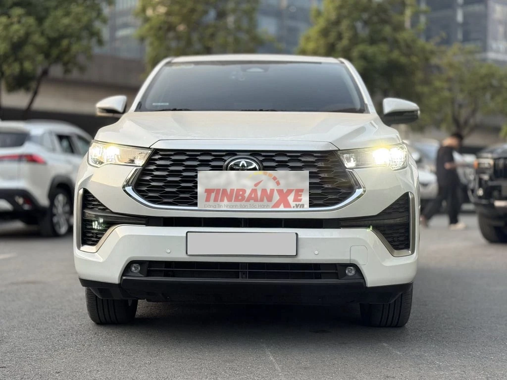 Toyota Innova Cross HEV 2026 trắng ngọc trai