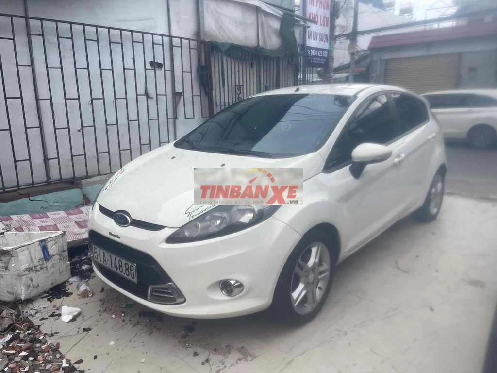 Ford Fiesta Trắng Tự động