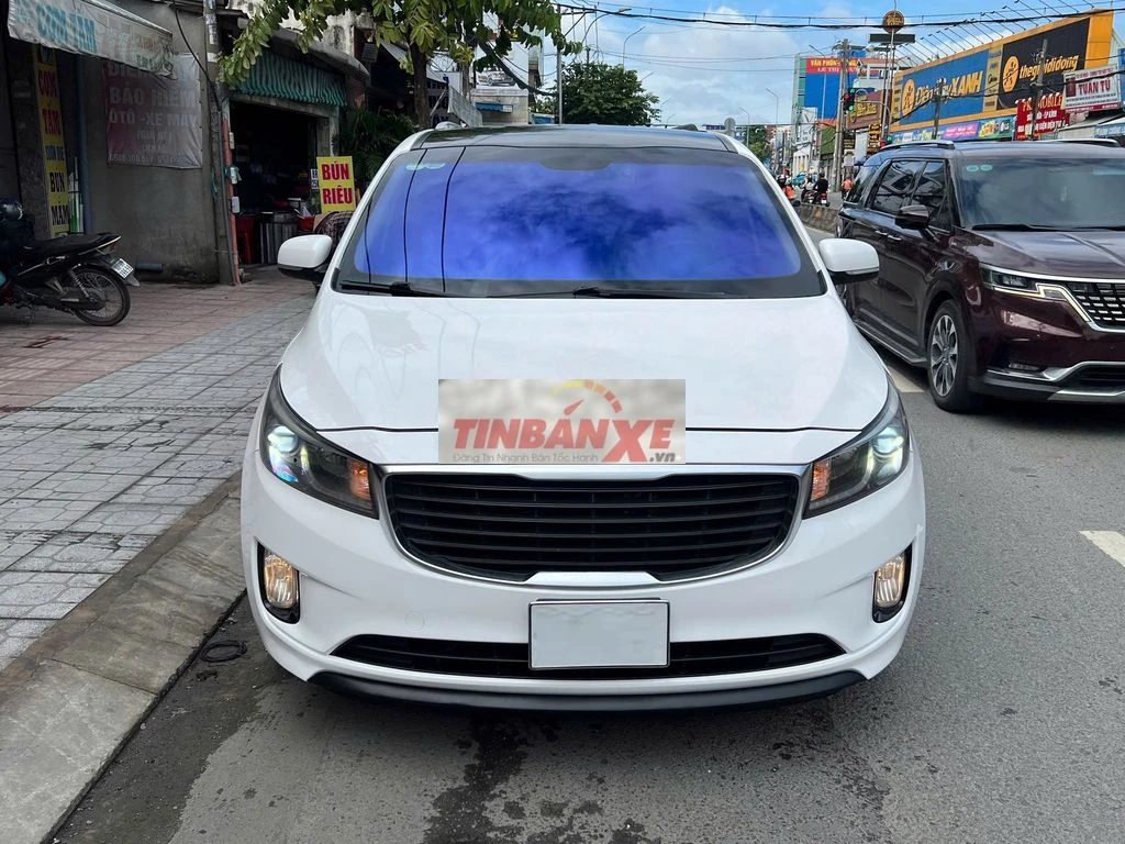 Kia Sedona model 2018 máy dầu màu trắng