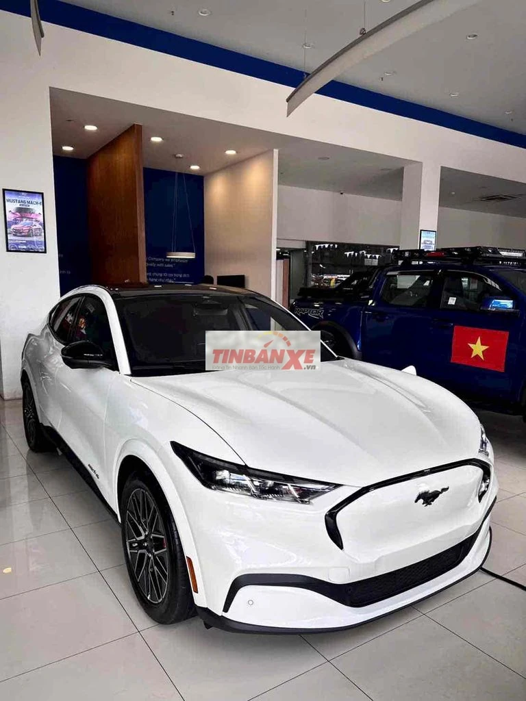 Ford Mustang Mach-E giao ngay ưu đãi lớn