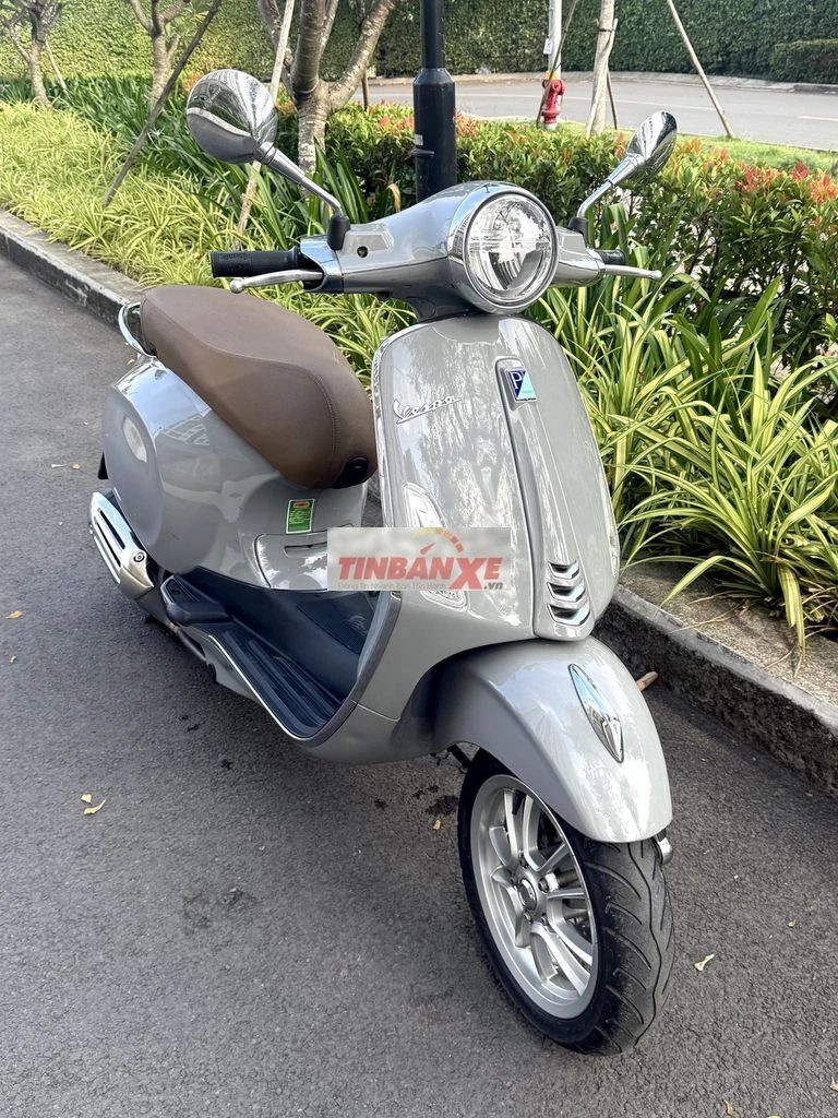 Vespa Primavera 125cc màu xám xi măng