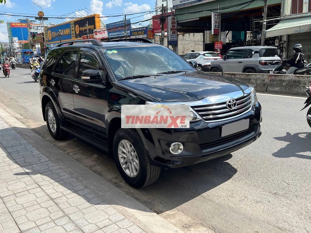 Toyota Fortuner AT xăng model 2015 màu đen