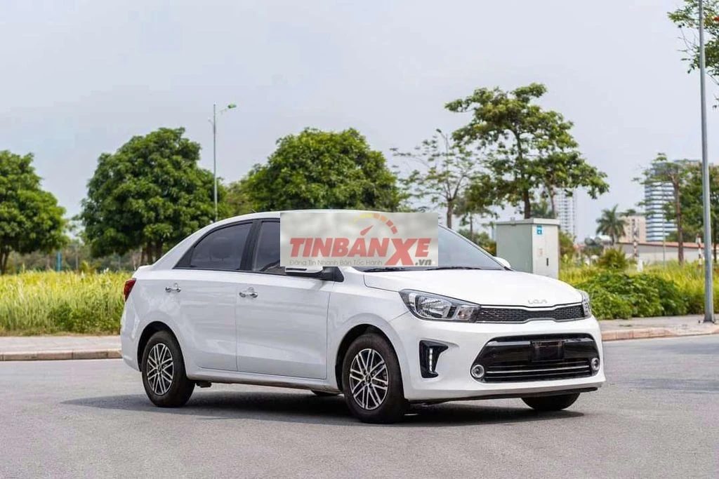 Kia Soluto MT trắng số sàn