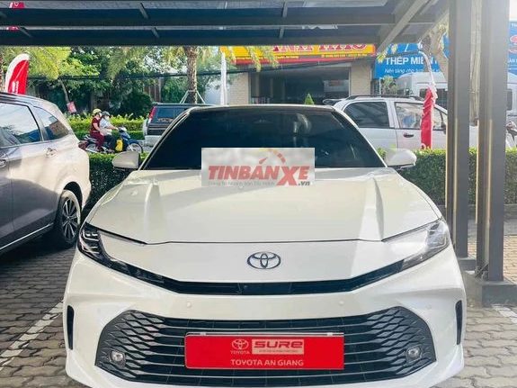 Toyota Camry HEV 2025 Trắng 15.000 km chính hãng