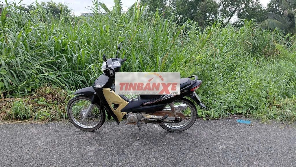 xe ruồi đậu nổ máy êm du