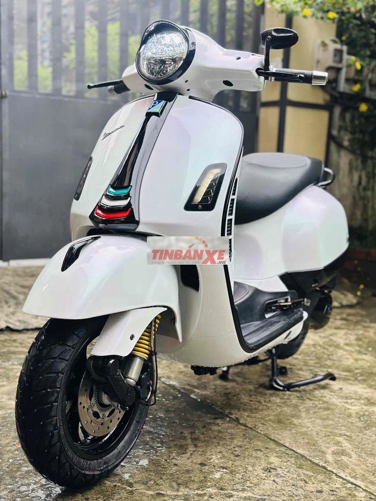 Piaggio Vespa GTS 150cc IGET 2021 Trắng