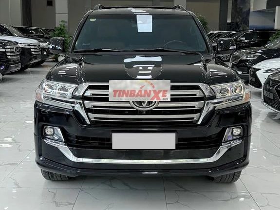 Toyota Land Cruiser 5.7 nhập Mỹ sản xuất 2016.