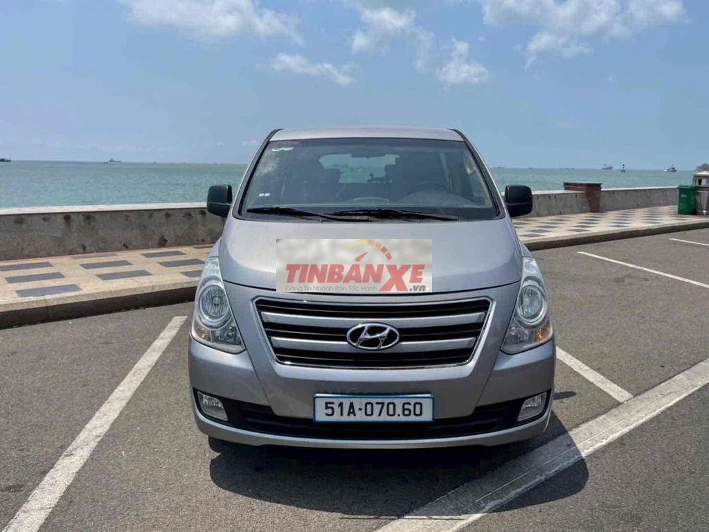 Hyundai Starex 2017 Bạc 100.000 km ghế xoay 360