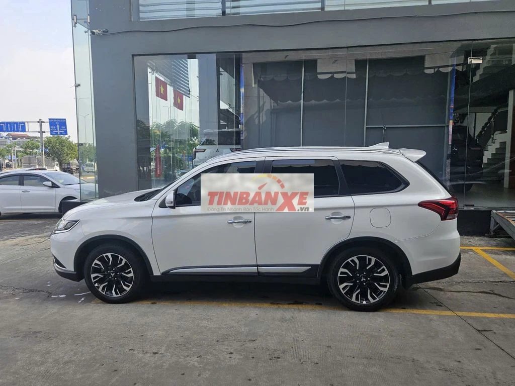 Mitsubishi Outlander CVT màu trắng 7 chỗ